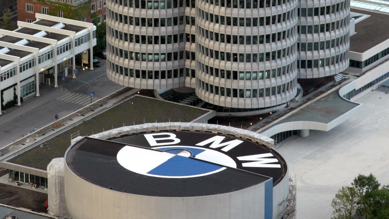 Штаб-квартира BMW и здание музея BMW в Мюнхене, Германия