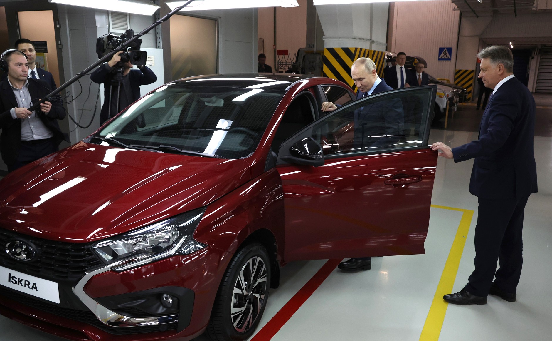 В ходе посещения завода «АвтоВАЗ» Владимиру Путину показали предсерийный автомобиль «Лада Искра»