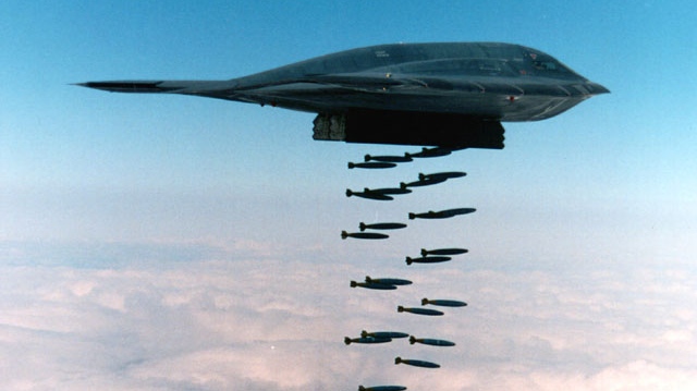 B-2 Spirit сбрасывает 47 500-фунтовых (230 кг) бомб класса Mark 82