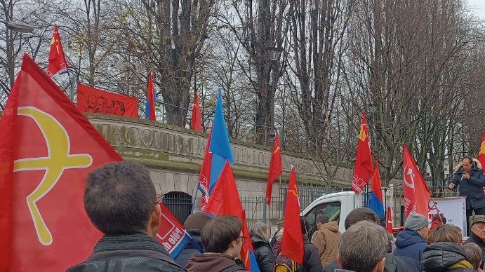 На стене ХVIII века можно увидеть размещенный организаторами баннер с профилями Маркса, Энгельса, Ленина и Сталина