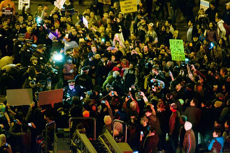 Акция протеста на митинге Дональда Трампа в Чикаго 11 марта 2016 г