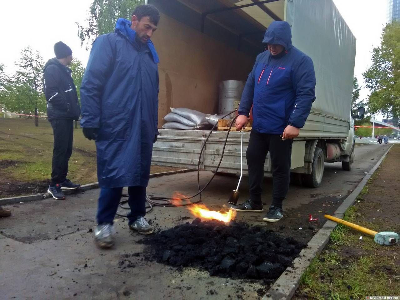 Сквер на Октябрьской площади, Екатеринбург, 21 мая 2019 года