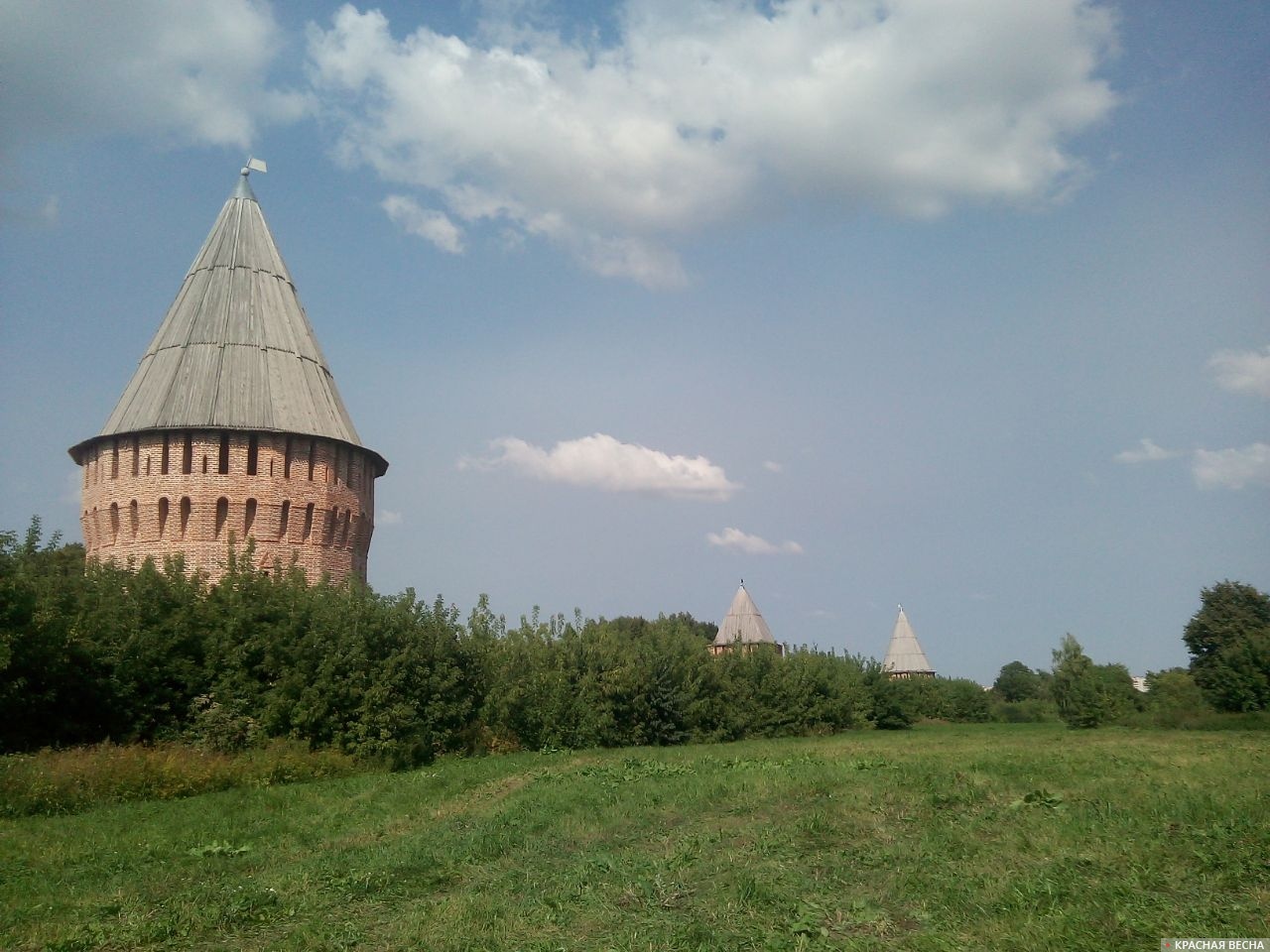 Позднякова башня и башня Веселуха крепостной стены. Смоленск.