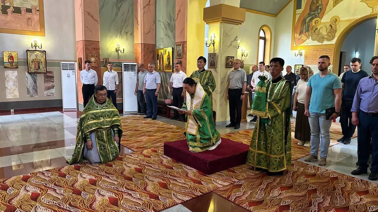 Праздничное богослужение по случаю дня Святой Троицы в храме Живоначальной Троицы в Пхеньяне