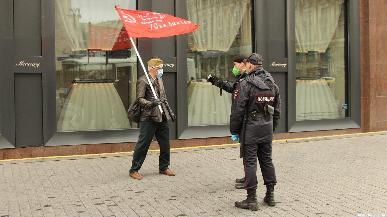 Полицейские показывают удостоверение