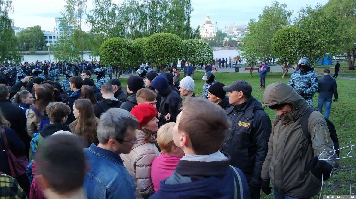 Протест на Октябрьской площади в Екатеринбурге