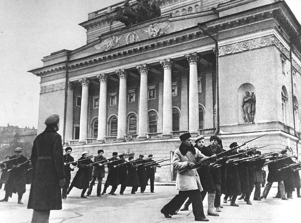 Всевобуч жителей Ленинграда на площади у Александринского театра. Октябрь 1941 г.