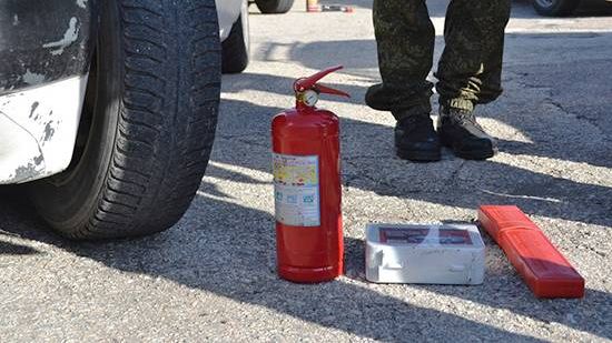Автомобильный огнетушитель, аптечка и аварийный знак