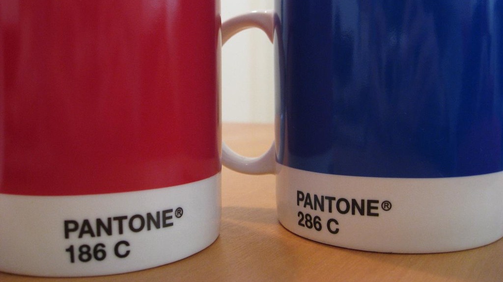 Кружки, окрашенные в цвета Pantone