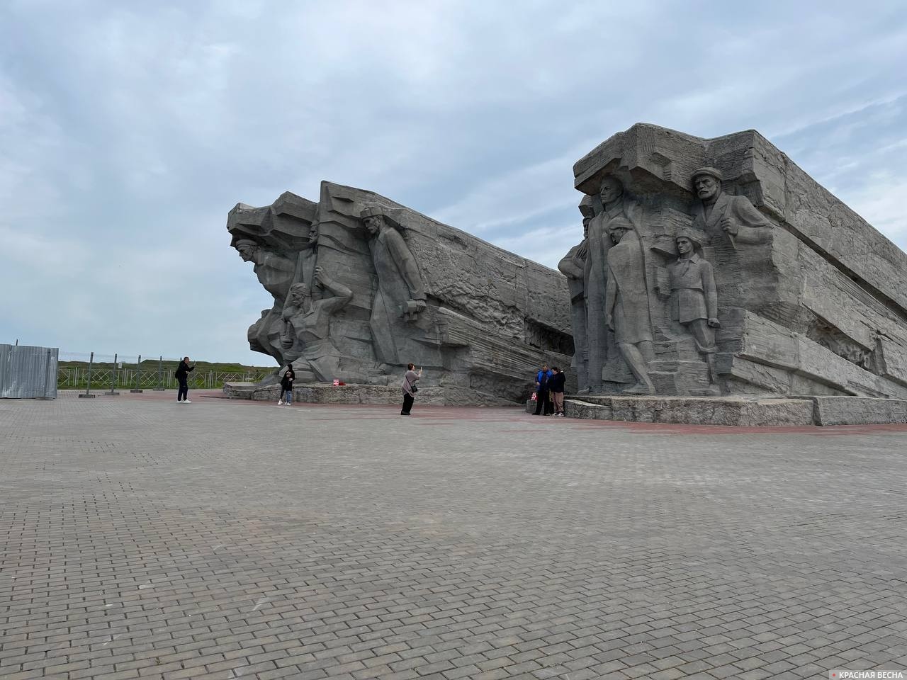 Мемориальный комплекс «Героям Аджимушкая» и вход в музей