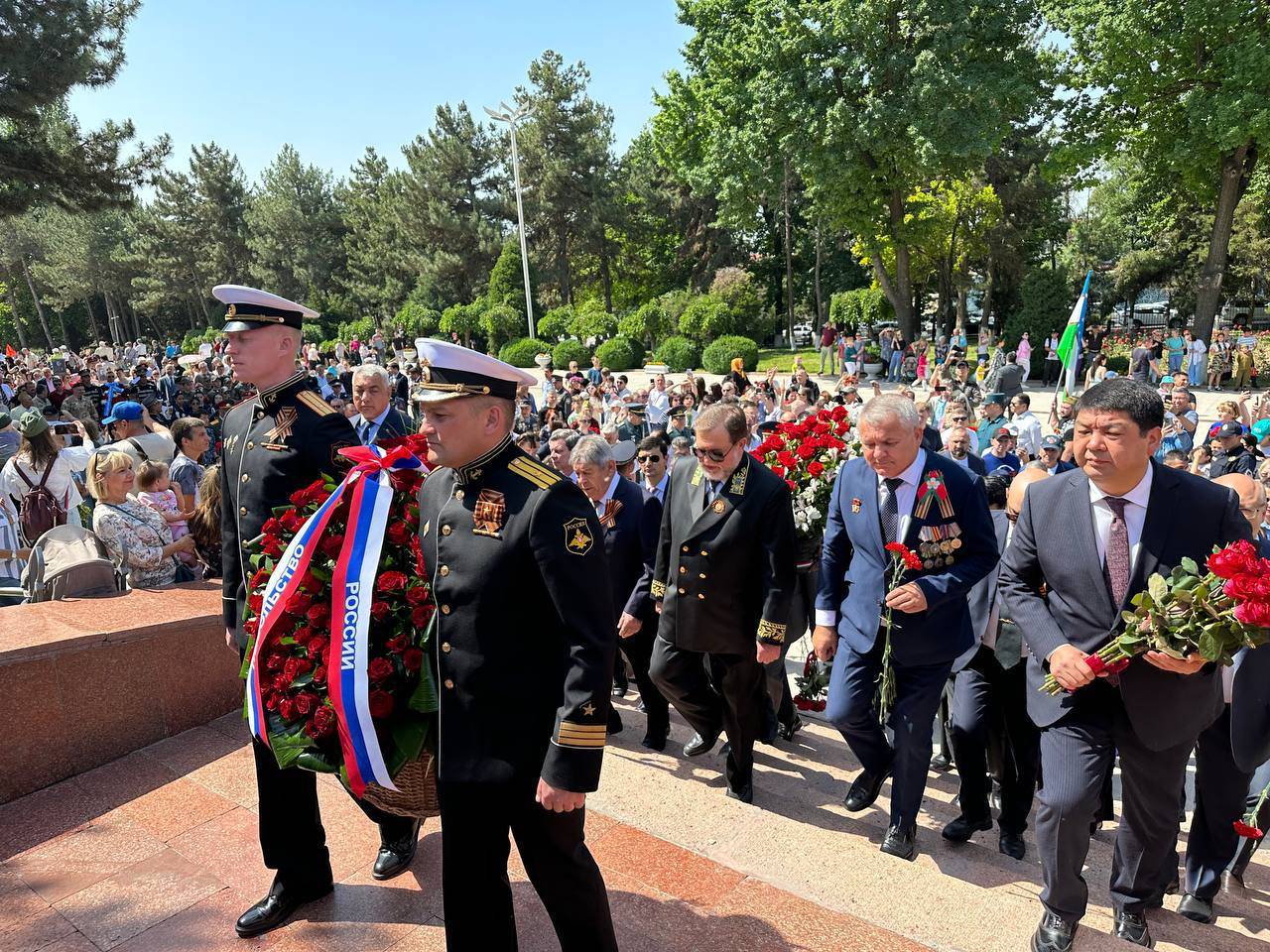 Возложение цветов на Волгоградском мемориальном кладбище Ташкента