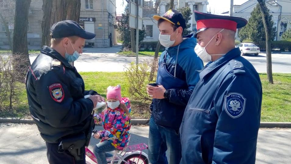 Казаки-дружинники проводят профилактическую беседу