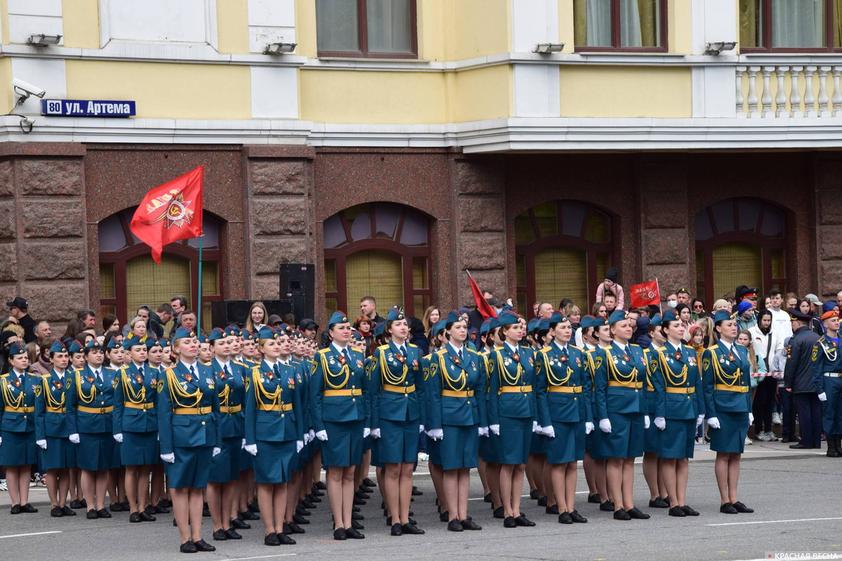 Женщины - военнослужащие на торжественном марше