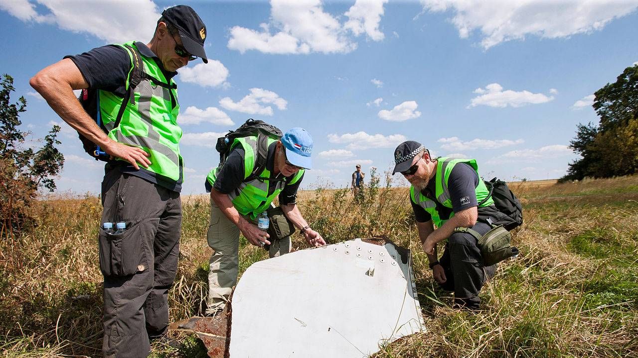 Следователи осматривают обломки рухнувшего боинга