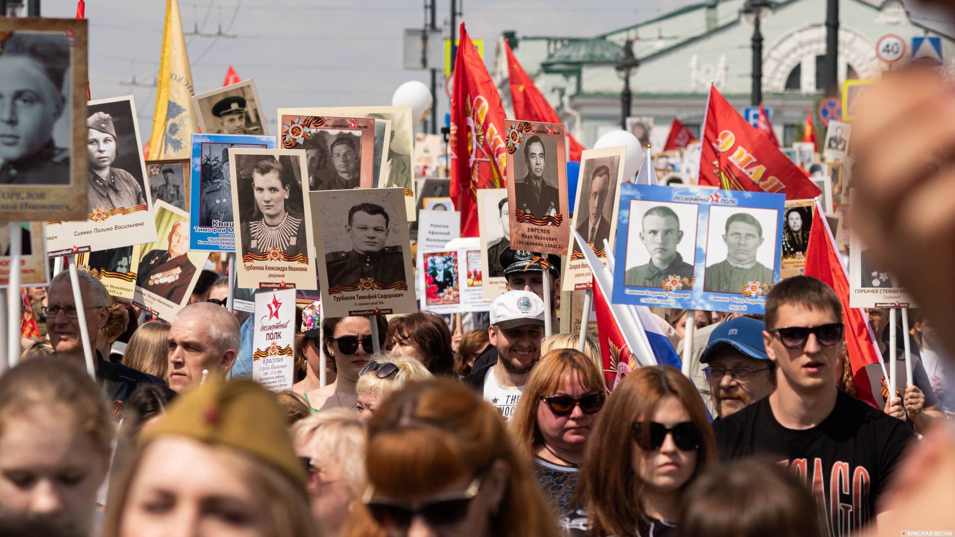 Омичи с портретами воевавших родственников