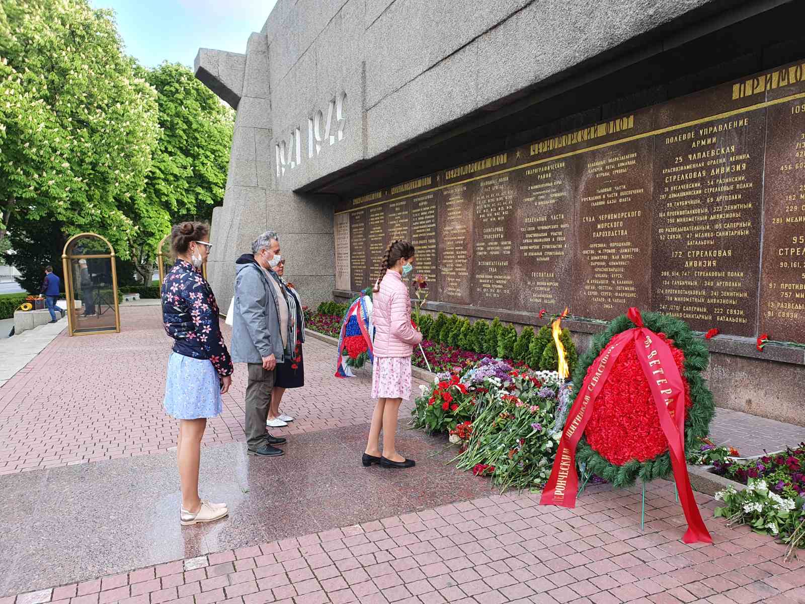 Севастополь. Горожане возлагают цветы к Вечному огню у Мемориала героической обороны Севастополя 1941-1942 гг.