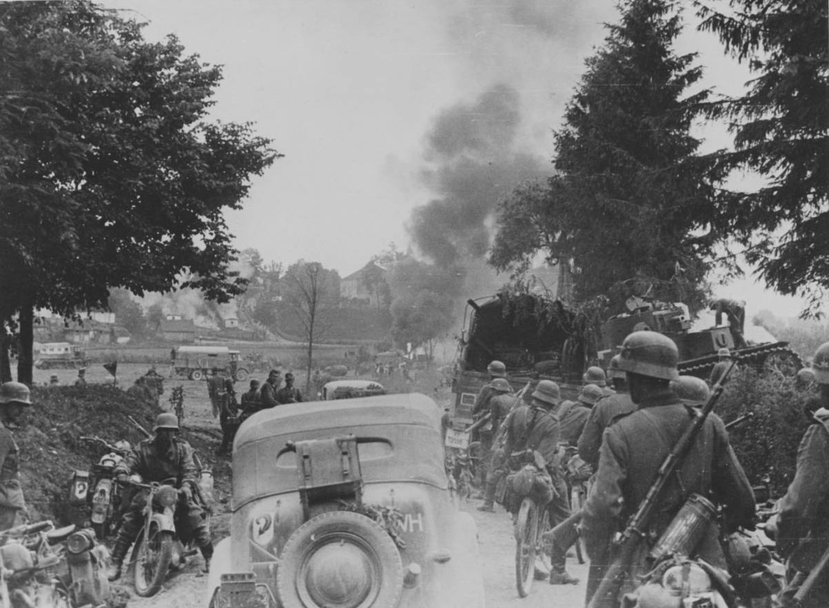 Колонна техники 97-й пехотной дивизии вермахта на западной Украине. 02.07.1941