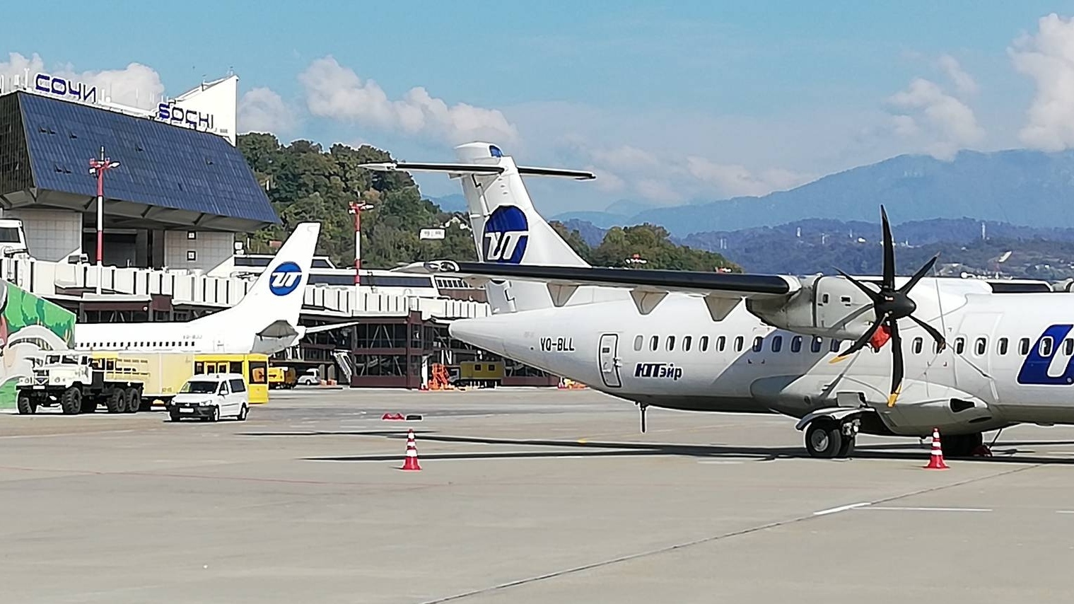 Аэропорт Сочи. На переднем плане самолет ATR 72. Авиакомпании Utair