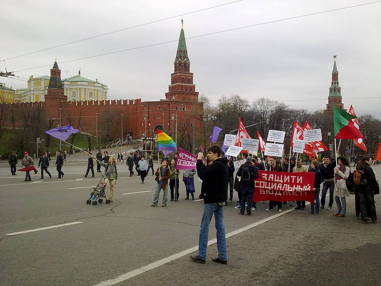 Колонна ЛевСД, КРИ, ЛГБТ, феминисток на первомайском шествии 2011 года. Москва