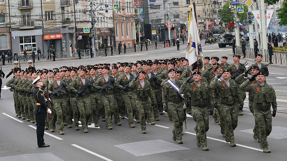 Военнослужащие отдельной гвардейской Белостокской ордена Суворова, Александра Невского и Жукова бригады морской пехоты на параде в Калининграде