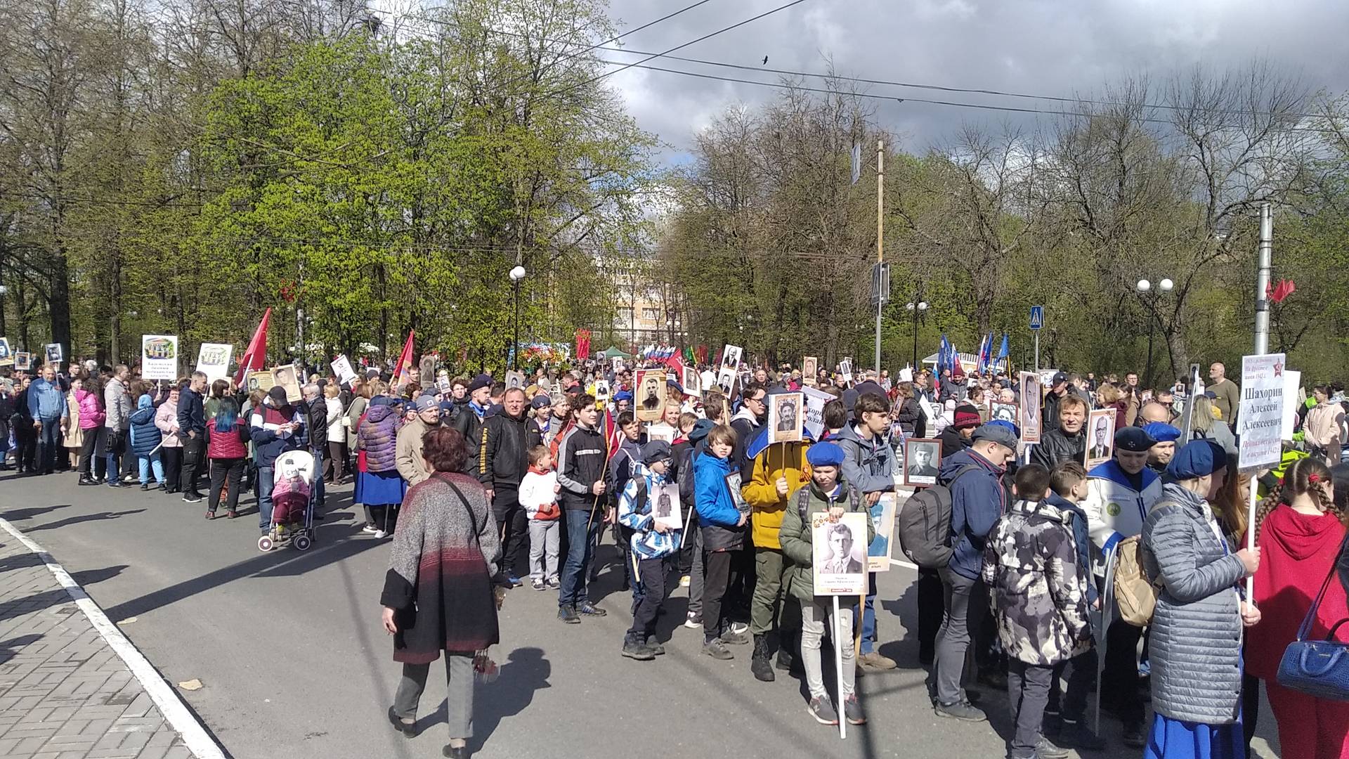 Сбор участников шествия «Бессмертный полк» у сквера Мира, Калуга