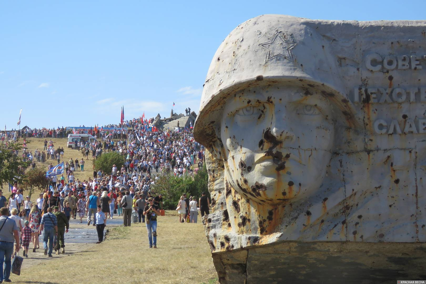 Посеченный осколками мемориал в боях 2014 года на Саур-Могиле