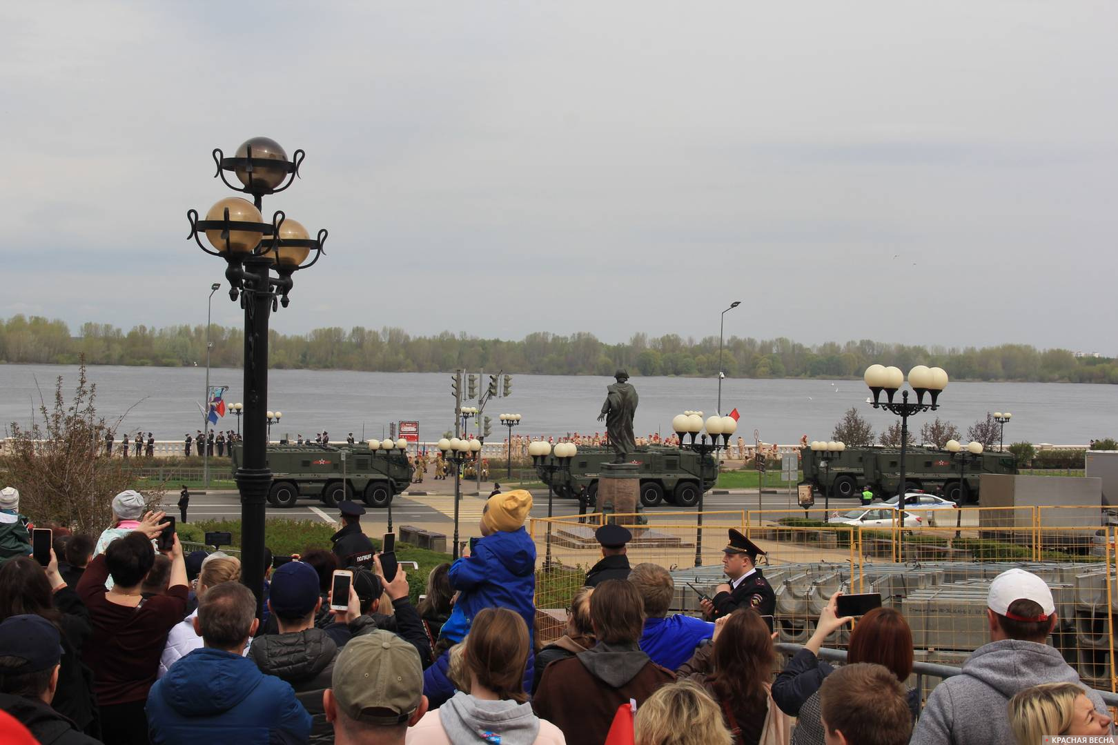 Вид на Нижне-Волжскую набережную в районе памятника Петру Первому