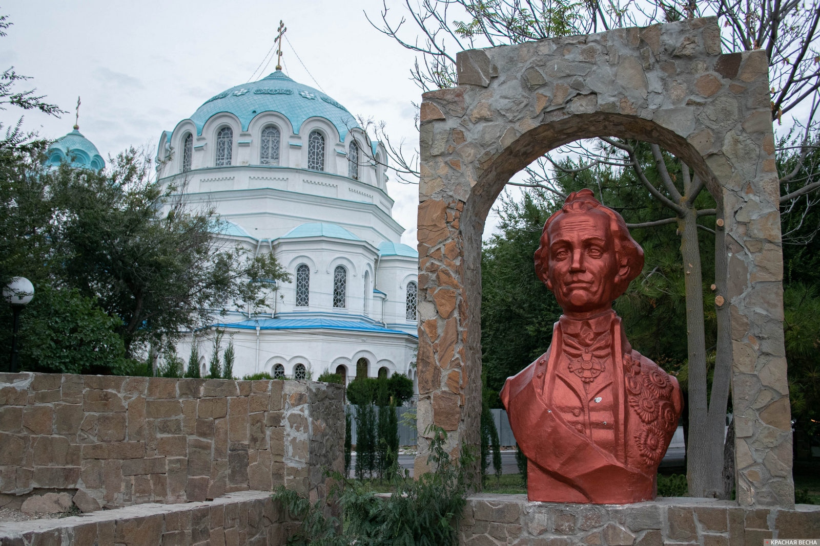 Бюст А. В. Суворова и Собор Святого Николая Чудотворца. Евпатория, Крым