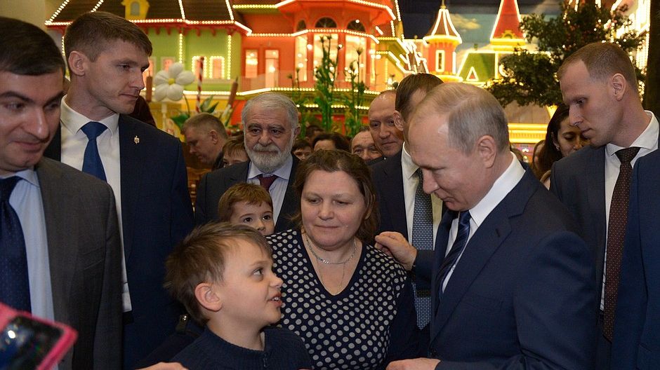 В. В. Путин во время посещения парка развлечений «Остров мечты»