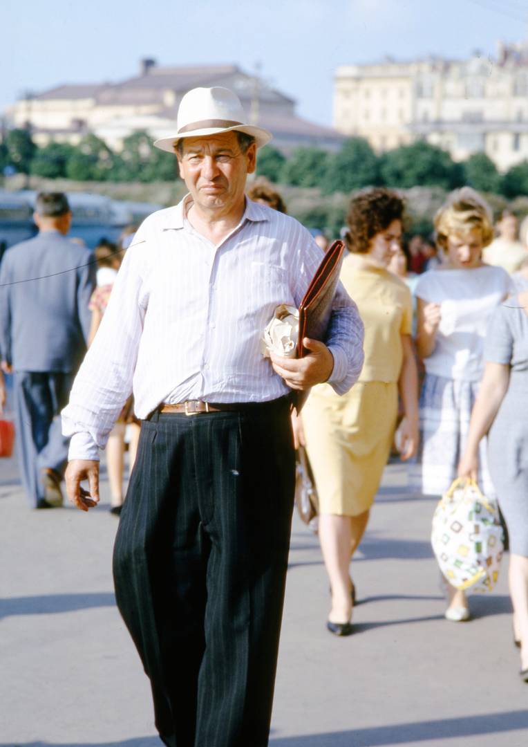 Томас Хаммонд. Прохожие около гостиницы «Москва». Конец 1950-х