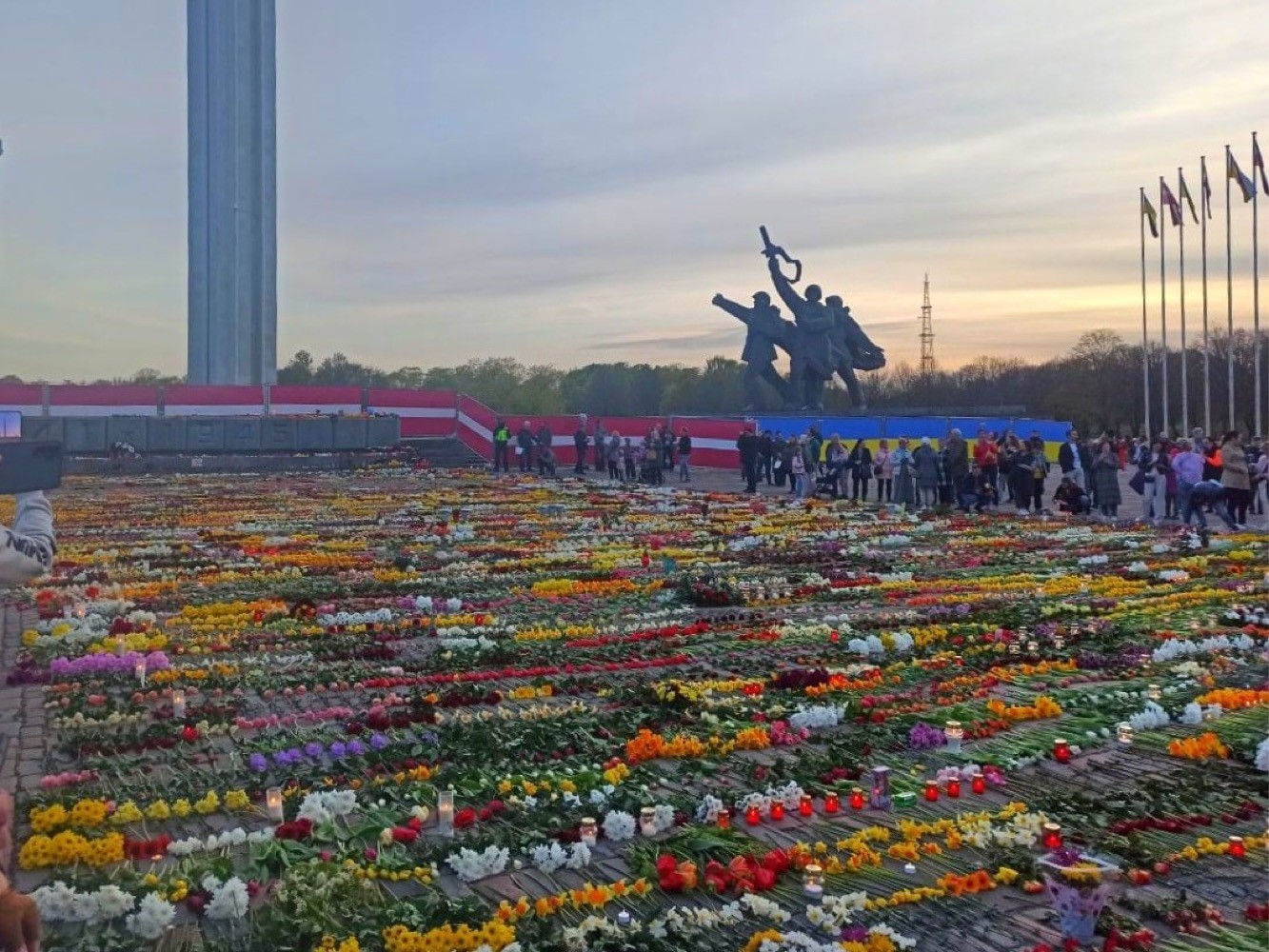 Море цветов в день победы