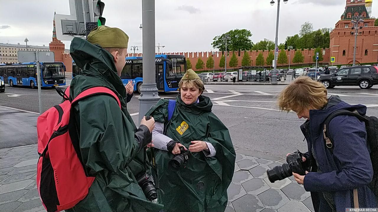 Москва. Москворецкий мост. Зрители после авиационного парада