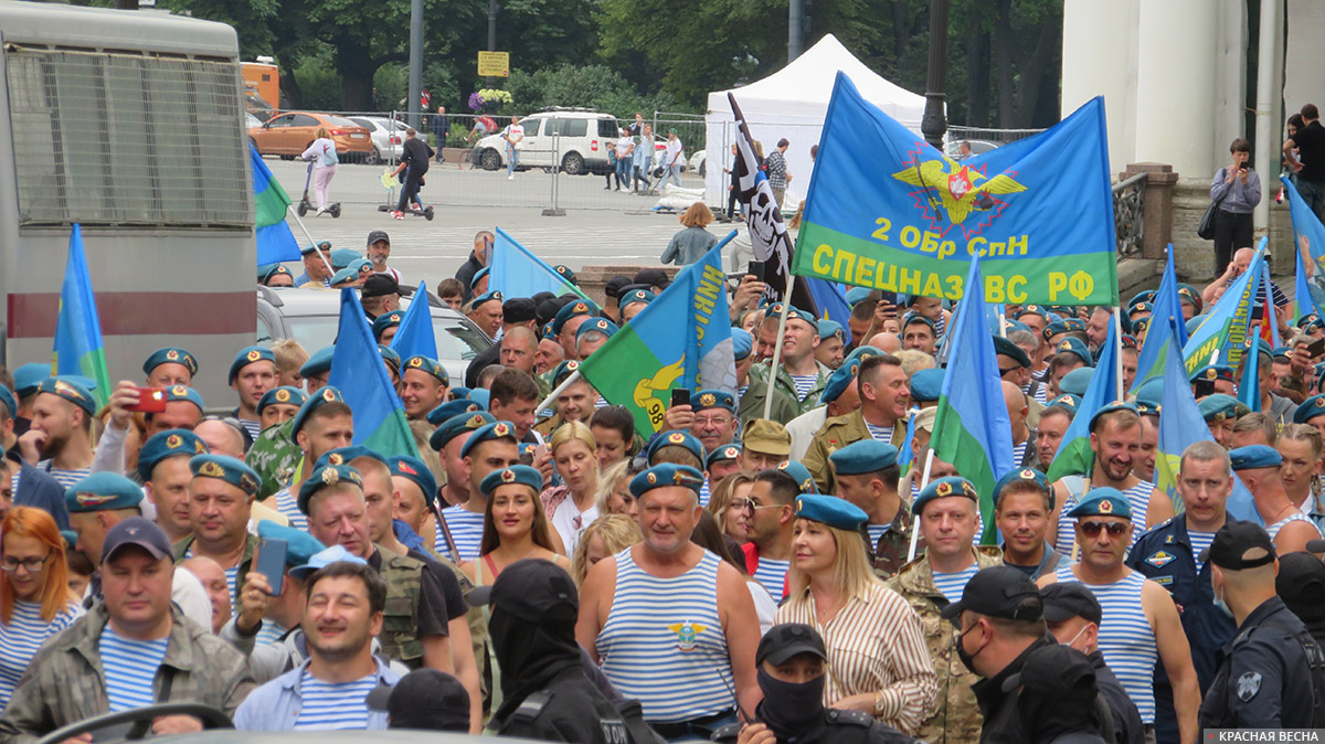 Санкт-Петербург. Шествие десантников в день ВДВ по Миллионной улице. 02.08.2021