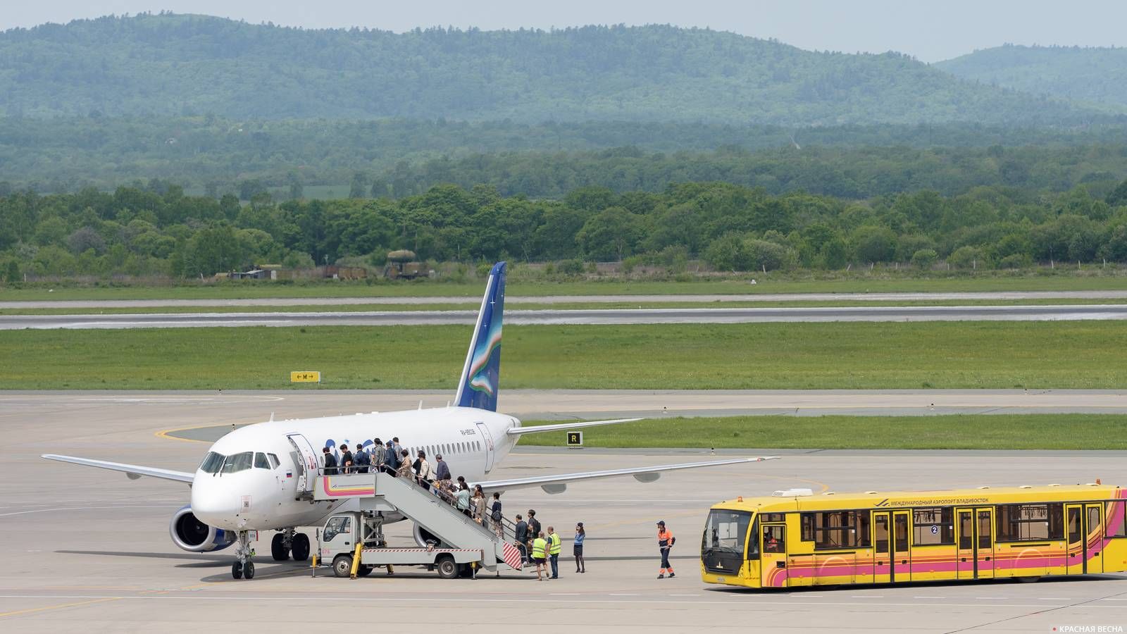 Посадка пассажиров в SSJ 100 авиакомпании Якутия в аэропорту Владивосток.