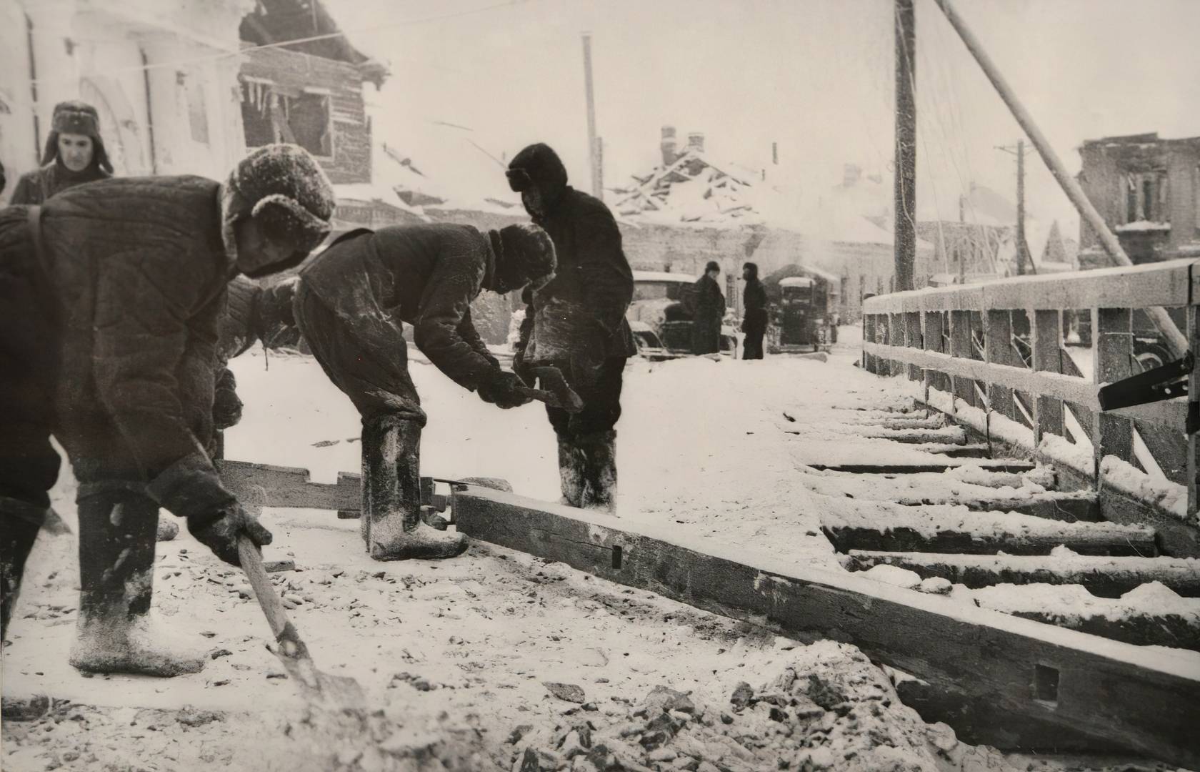 В освобожденном от фашистских захватчиков Тихвине. 1941