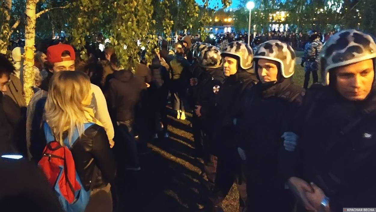 Протест на Октябрьской площади в Екатеринбурге, 14 мая 2019. Оцепление