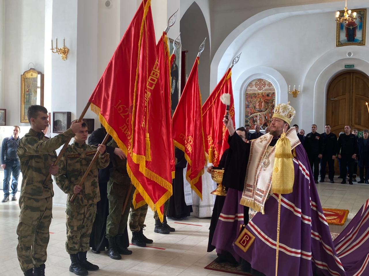 Освящение копий боевых знамен в храме Златоуста