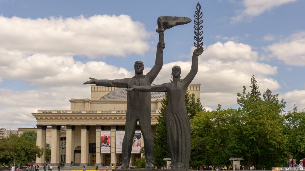 Памятник «Преемственность Поколений». Новосибирск