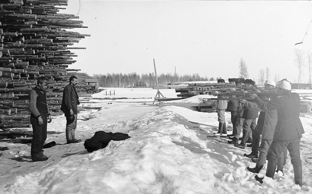 Белофинны расстреливают русских. 1918 г.