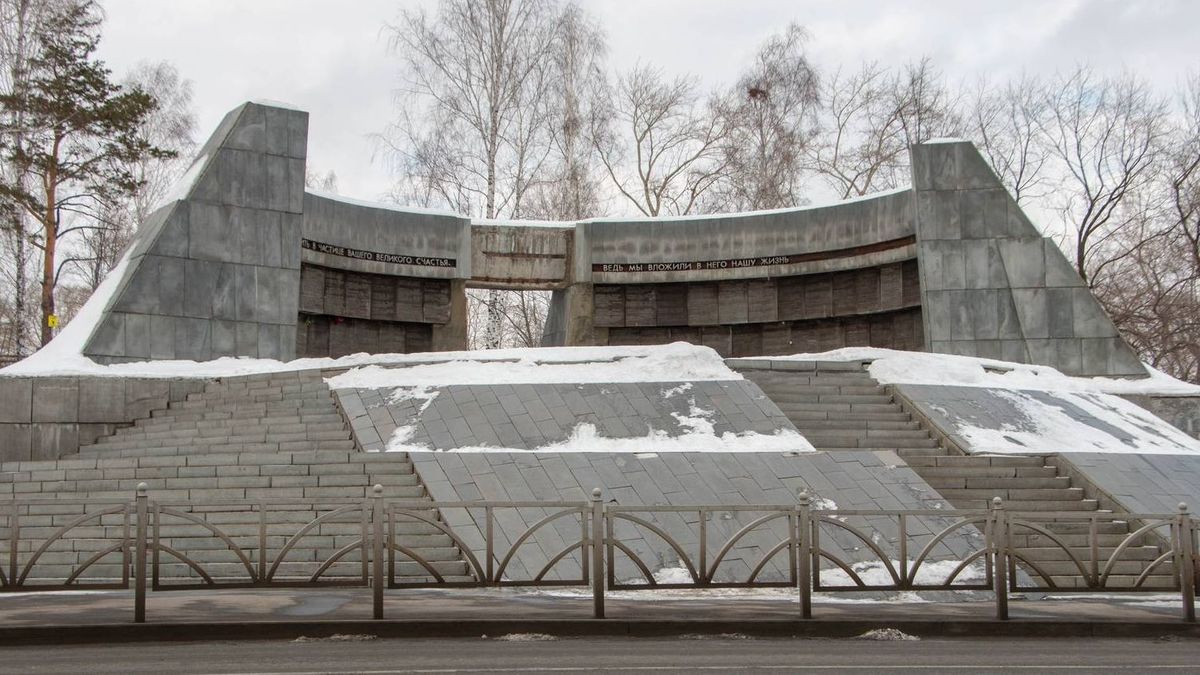 Мемориал бойцам Революции и Гражданской войны на Ивановском кладбище Екатеринбурга