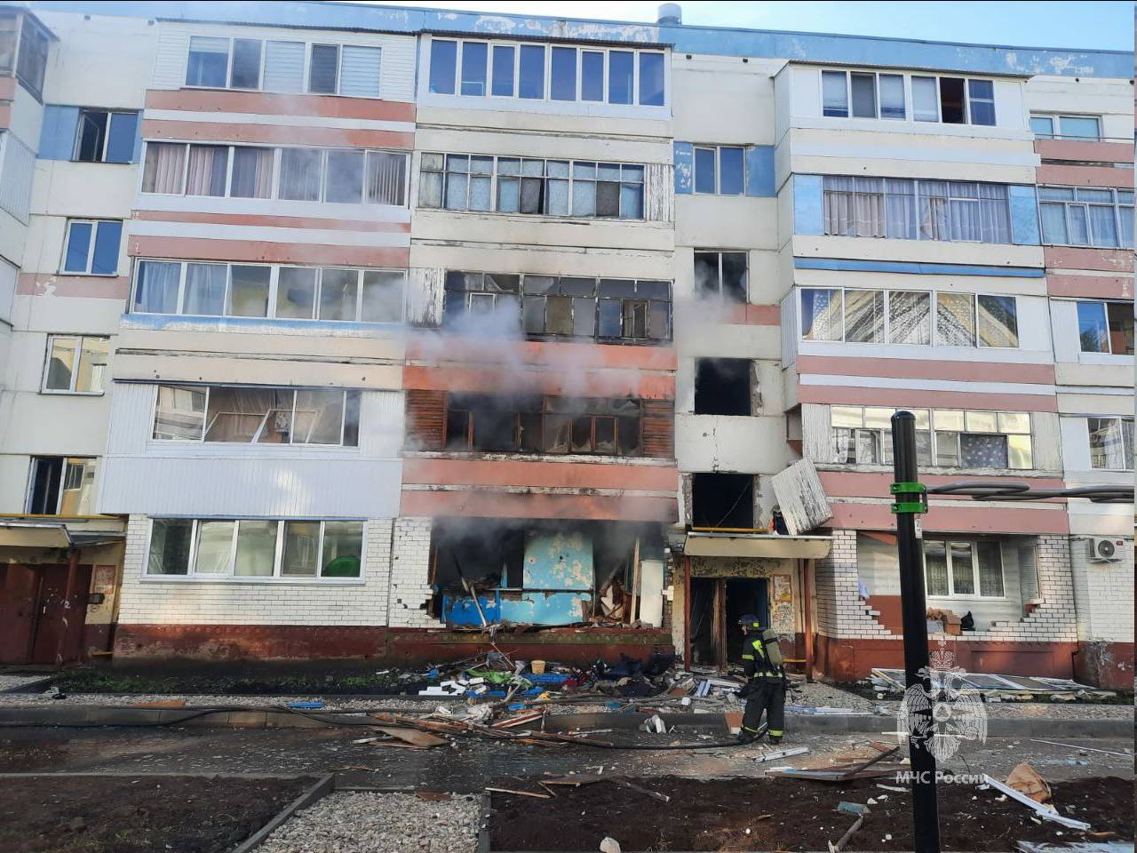 После взрыва в доме в Нижнекамске на улице Вахитова