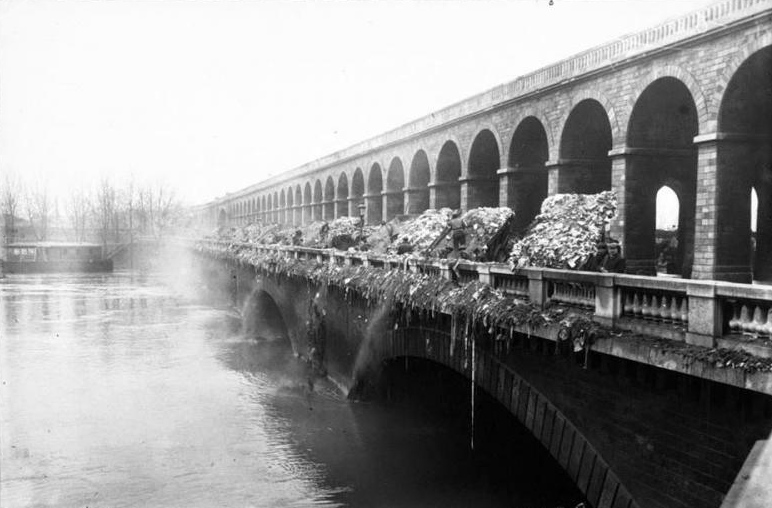 Утилизация городского мусора в реку Сену. Виадук д’Отей, Париж. 1910