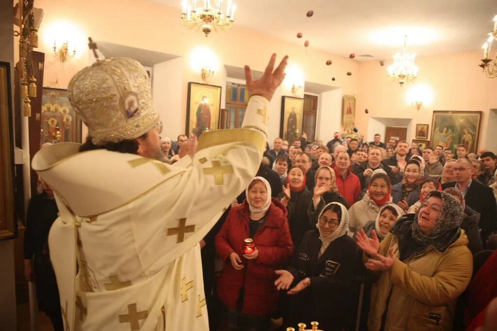 Ночное пасхальное богослужение в Кафедральном соборе Якутска