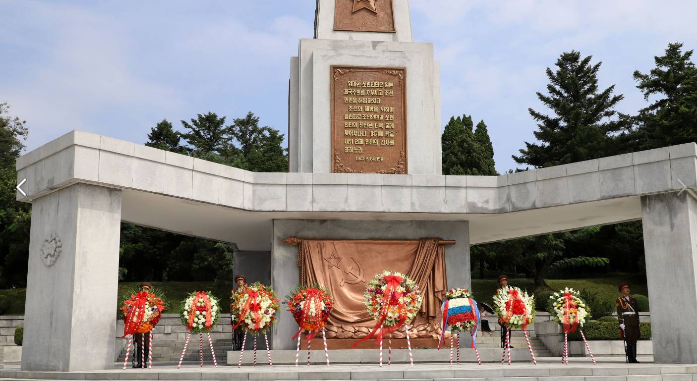 Венки у монумента в Пхеньяне