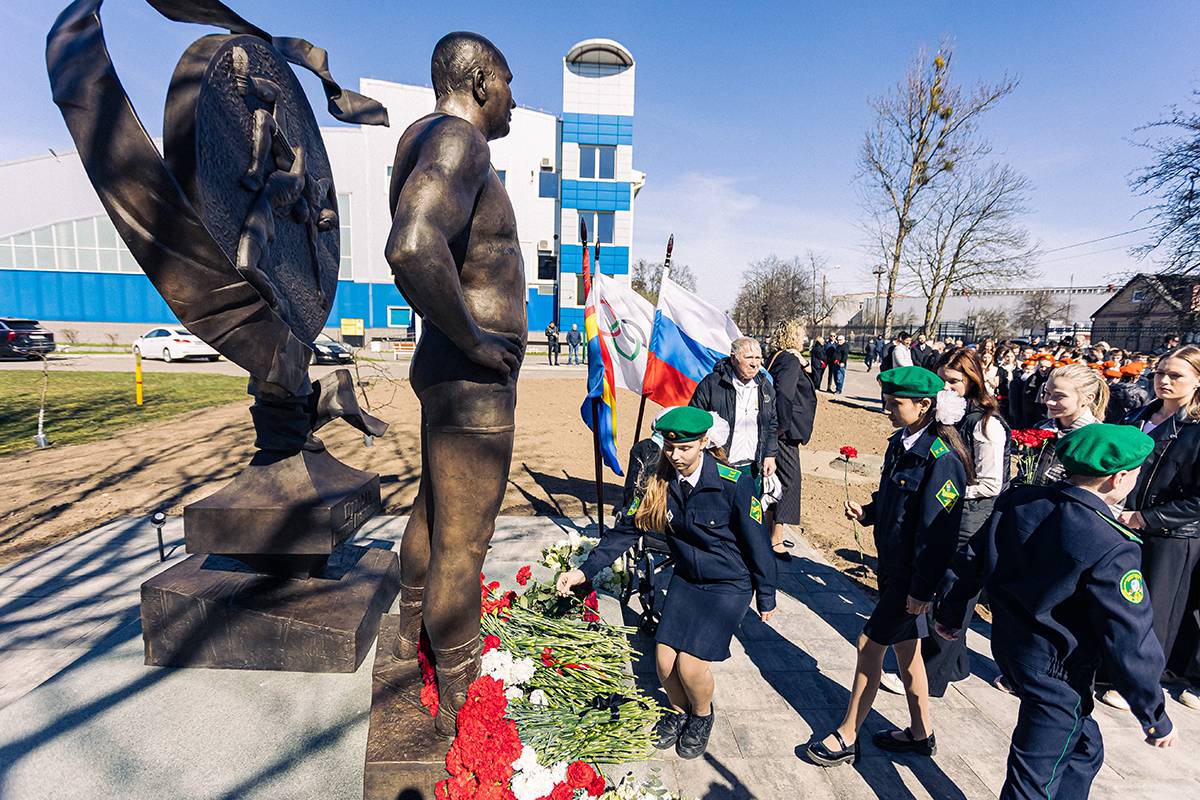 Памятник многократному чемпиону России по вольной борьбе Андрею Шумилину