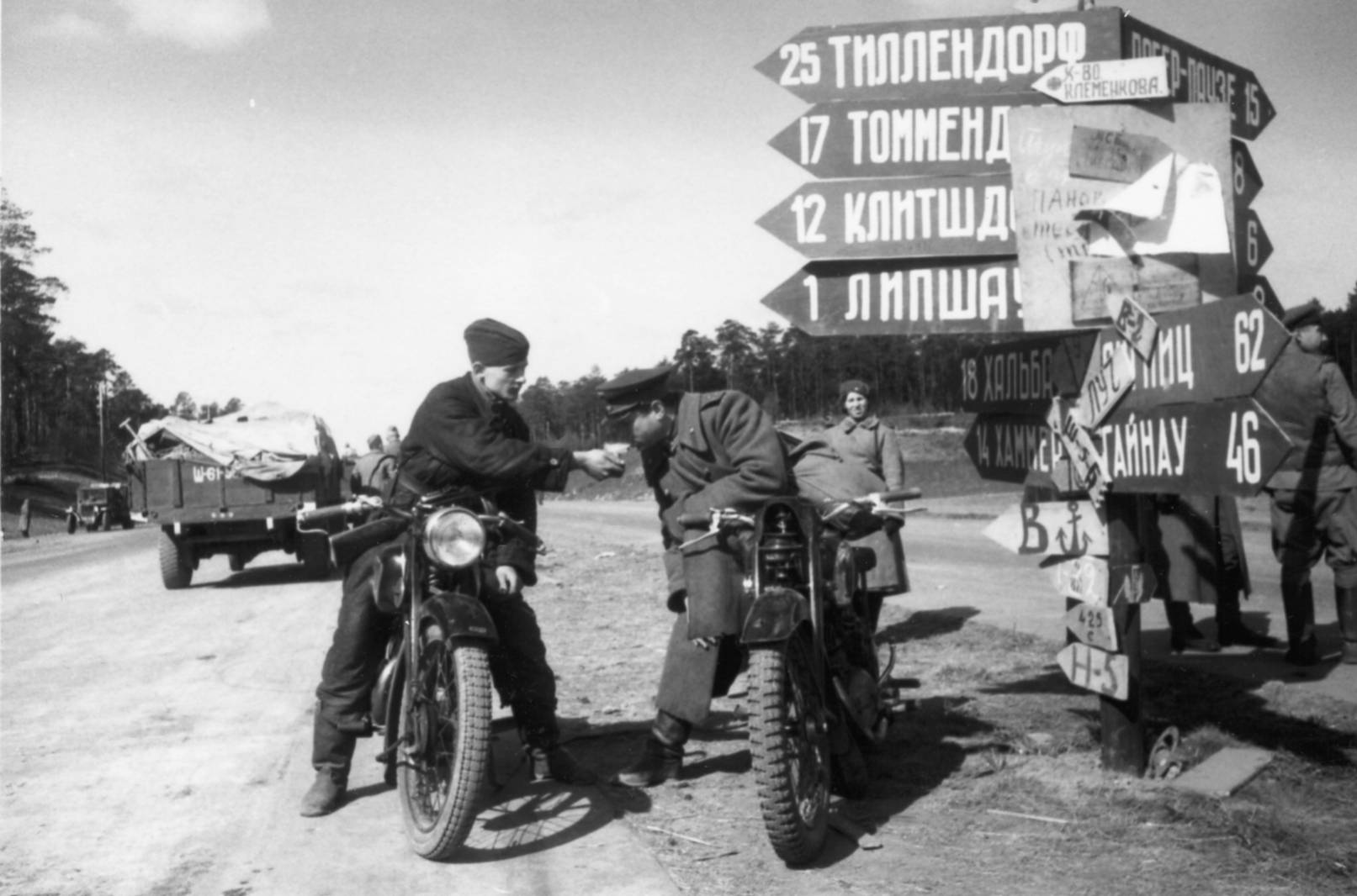 Александр Устинов. Давай закурим! Дорога на Берлин. Апрель 1945 г., 1945 Поздний отпечаток. Тираж: 2/30. 30 х 40 см. Бромсеребряная печать.