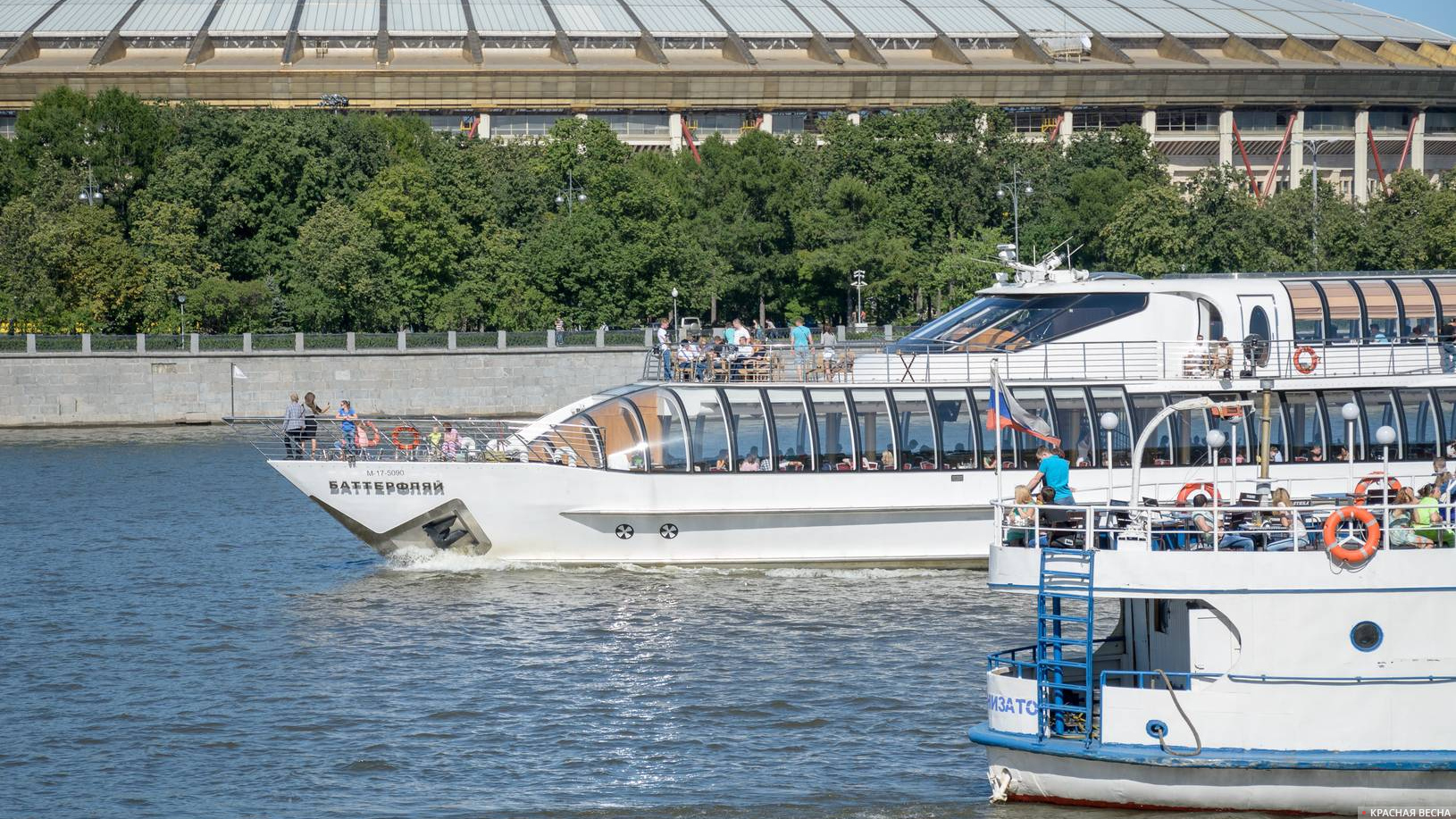 Прогулочные теплоходы на реке Москве, у Лужников