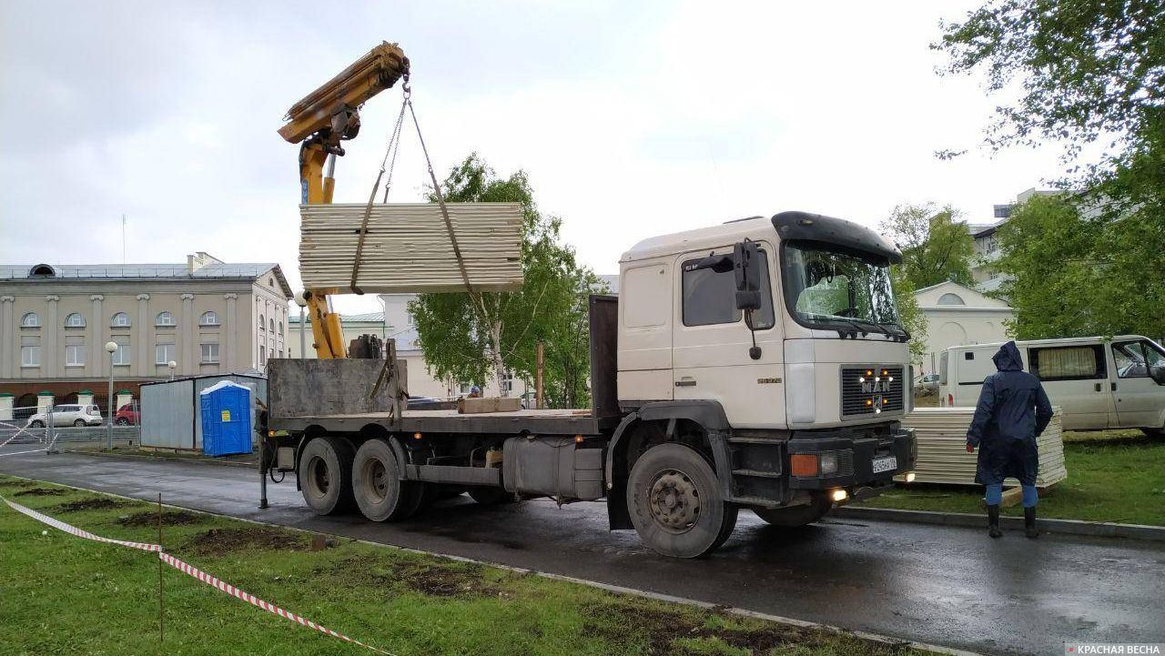 Демонтаж забора в сквере на Октябрьской площади, Екатеринбург