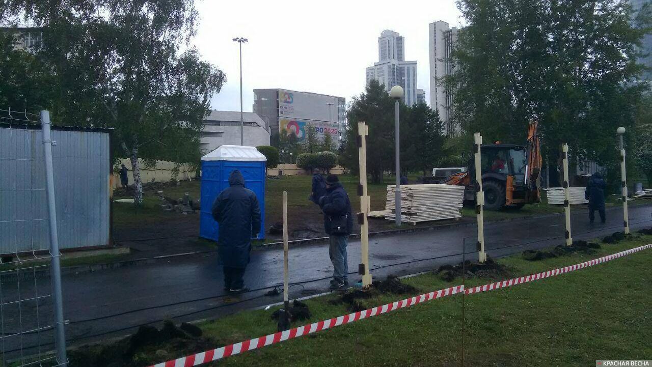 Стройплощадка в сквере на Октябрьской площади, Екатеринбург