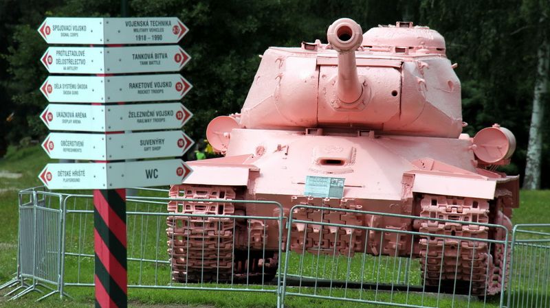 Танк ИС-2, установленный в честь советских танкистов 29 июля 1945 года в Праге, в 1991 году перекрашен в розовый цвет, помещен в военно-технический музей в Лешанах